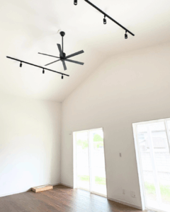 高い天井が見えるリビング